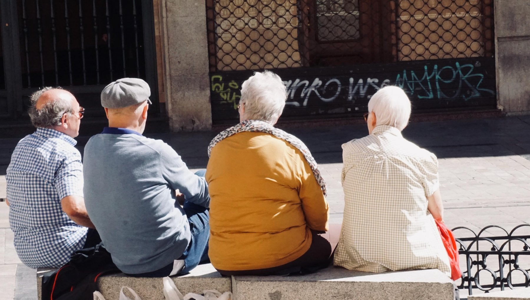 anziani di spalle