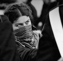Famosa immagine del fotografo Tano D'amico raffigurante una ragazza con il volto semicoperto durante una manifestazione