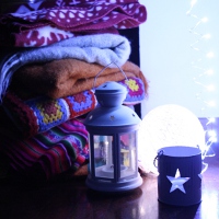 immagine natalizia: coperte colorate e luminarie