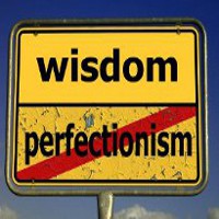 cartello stradale che premia la saggezza e non il perfezionismo