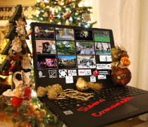 lo schermo di un computer con un mosaico di persone in una ambientazione natalizia