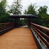 Il vecchio ponte di legno che collega il Parco dei Cedri con San Lazzaro