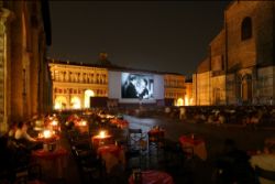 Piazza Maggiore durante Sotto le Stelle del Cinema